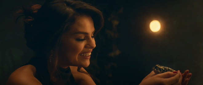 Selena Gomez ra MV mới - 1 mũi tên trúng 2 người yêu cũ: tên bài hát thì trùng MV của Justin Bieber, hình ảnh thì gợi đến The Weeknd? - Ảnh 11.