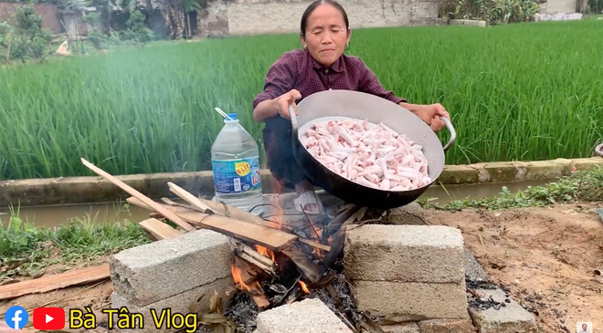 Bà Tân Vlog làm món ăn vặt mới cực ngon nhưng vẫn có cư dân mạng kêu hết muốn xem, xem kỹ mới biết lý do - Ảnh 2.