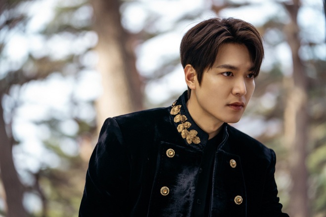 Hậu cung bốn phương đang ngất ngây vì bộ ảnh hậu trường Quân vương Lee Min Ho: Làm ơn, phi ngựa vào trái tim em đi! - Ảnh 6.