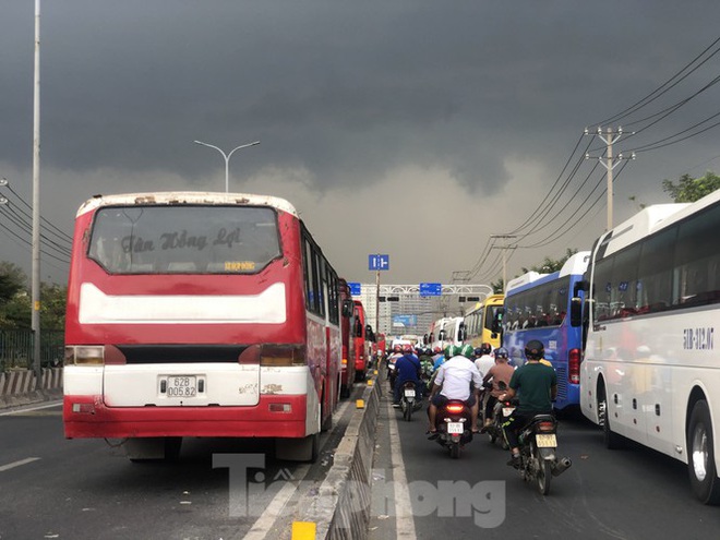 TPHCM: Công nhân khu công nghiệp tan ca như ong vỡ tổ dù đang cách ly xã hội - Ảnh 1.