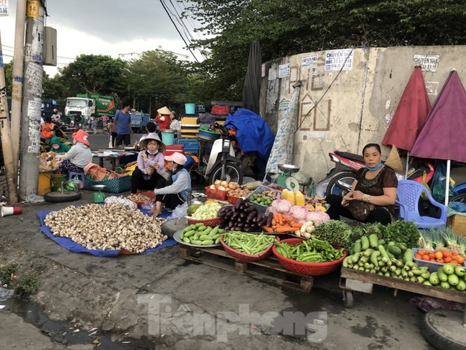 TPHCM: Công nhân khu công nghiệp tan ca như ong vỡ tổ dù đang cách ly xã hội - Ảnh 15.