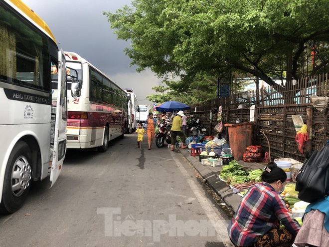 TPHCM: Công nhân khu công nghiệp tan ca như ong vỡ tổ dù đang cách ly xã hội - Ảnh 3.