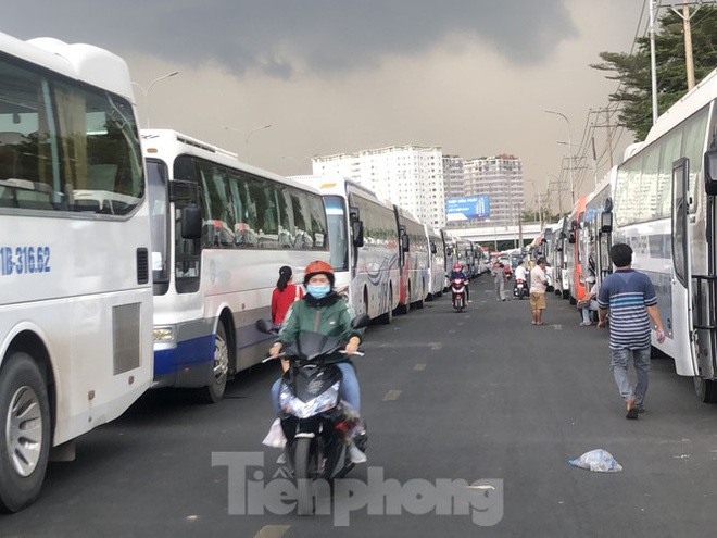 TPHCM: Công nhân khu công nghiệp tan ca như ong vỡ tổ dù đang cách ly xã hội - Ảnh 4.