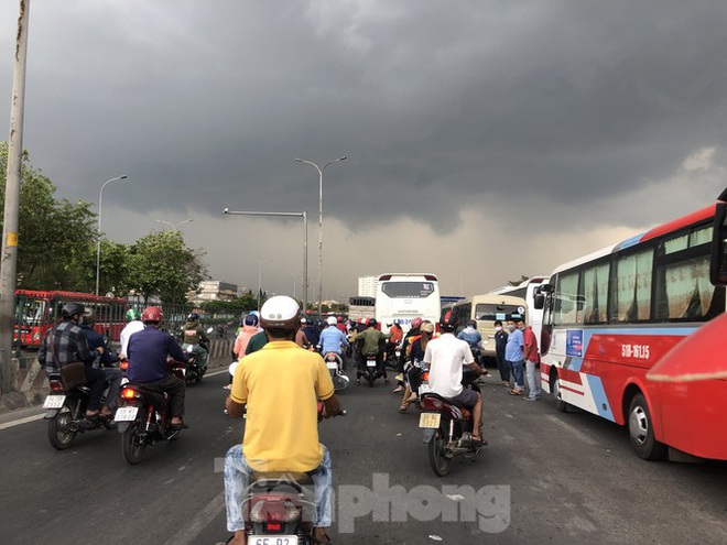 TPHCM: Công nhân khu công nghiệp tan ca như ong vỡ tổ dù đang cách ly xã hội - Ảnh 7.