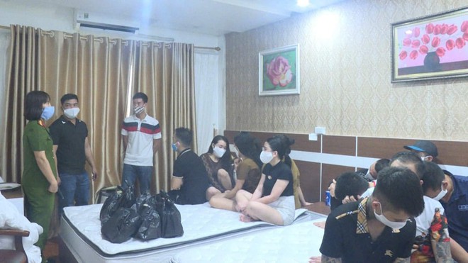 H&agrave;ng chục nam nữ tụ tập, sử dụng ma t&uacute;y trong kh&aacute;ch sạn bất chấp lệnh c&aacute;ch ly x&atilde; hội - Ảnh 1.