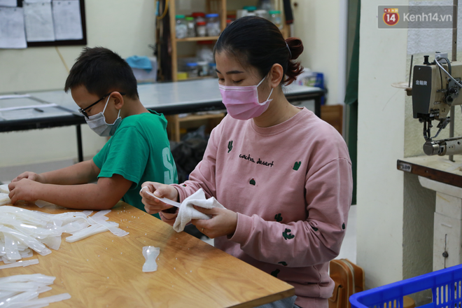Người Hà Nội chế tạo đai đeo khẩu trang giảm đau tặng các y bác sĩ tuyến đầu chống dịch: Nếu đạt chất lượng thì chúng tôi sẽ làm ra nhiều hơn nữa - Ảnh 13.
