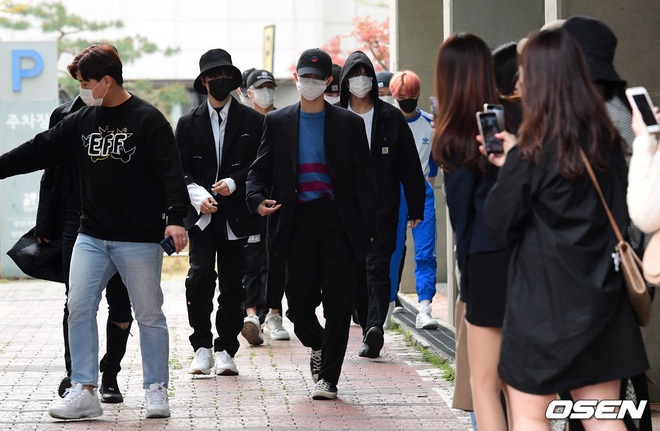 Park Seo Joon, T-ara và dàn sao Hàn đi bầu cử mùa dịch: Khẩu trang, găng tay đầy đủ, thành viên BLACKPINK hụt chiếm spotlight - Ảnh 10.