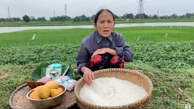 Giữa trời mưa mà bà Tân vẫn “nổi lửa” nấu xôi ngoài vườn, kết quả là một đĩa xôi xoài siêu to khổng lồ cho 3 mẹ con ăn - Ảnh 1.