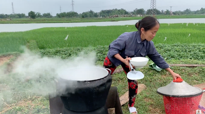 Giữa trời mưa mà bà Tân vẫn “nổi lửa” nấu xôi ngoài vườn, kết quả là một đĩa xôi xoài siêu to khổng lồ cho 3 mẹ con ăn - Ảnh 2.