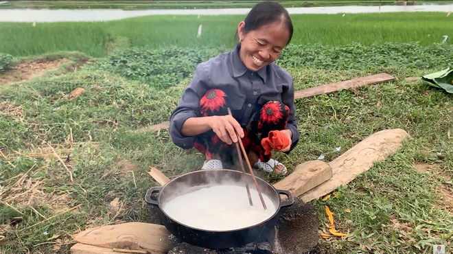 Giữa trời mưa mà bà Tân vẫn “nổi lửa” nấu xôi ngoài vườn, kết quả là một đĩa xôi xoài siêu to khổng lồ cho 3 mẹ con ăn - Ảnh 3.