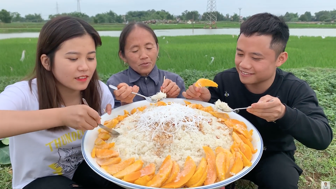 Giữa trời mưa mà bà Tân vẫn “nổi lửa” nấu xôi ngoài vườn, kết quả là một đĩa xôi xoài siêu to khổng lồ cho 3 mẹ con ăn - Ảnh 5.