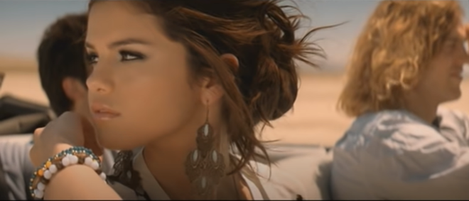 D&agrave;nh cả thanh xu&acirc;n để ngồi ở... ghế sau &ocirc; t&ocirc;, Selena Gomez cuối c&ugrave;ng cũng tự m&igrave;nh cầm v&ocirc; lăng, l&aacute;i xe trong MV mới rồi cả nh&agrave; ơi! - Ảnh 12.