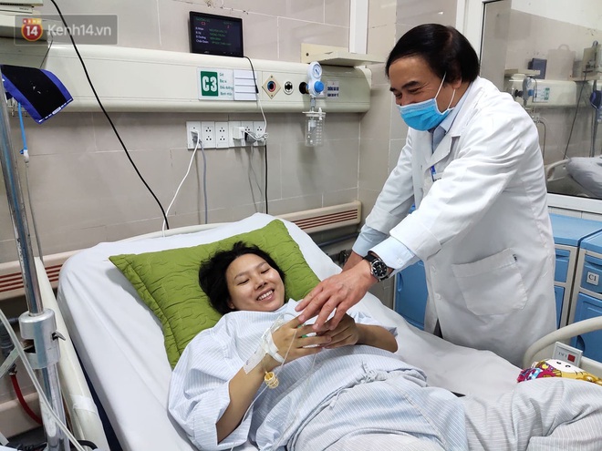 Sản phụ ngưng tim 2 lần được c&aacute;c b&aacute;c sỹ BV Bạch Mai &eacute;p tim ngay tr&ecirc;n c&aacute;ng cấp cứu: T&ocirc;i như trở về từ c&otilde;i chết - Ảnh 4.
