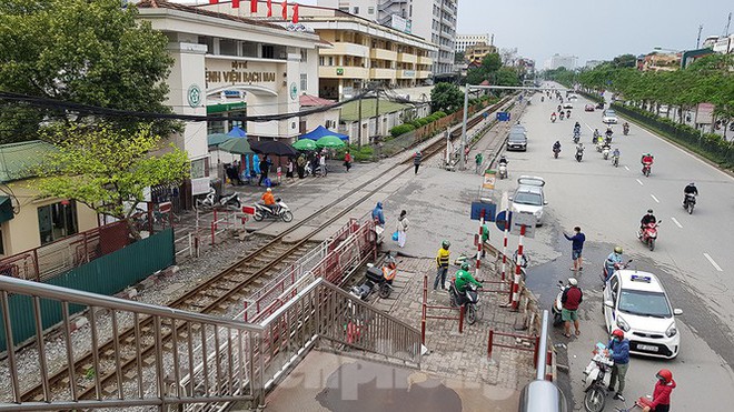 Bệnh viện Bạch Mai kiểm tra nghi&ecirc;m ngặt người ra v&agrave;o trong ng&agrave;y đầu gỡ c&aacute;ch ly - Ảnh 1.