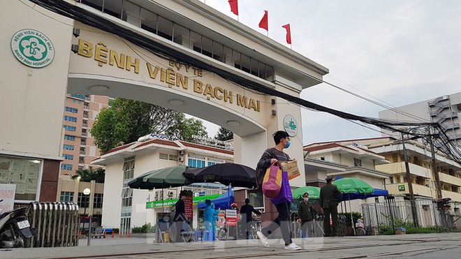 Bệnh viện Bạch Mai kiểm tra nghi&ecirc;m ngặt người ra v&agrave;o trong ng&agrave;y đầu gỡ c&aacute;ch ly - Ảnh 2.
