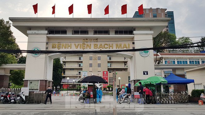 Bệnh viện Bạch Mai kiểm tra nghi&ecirc;m ngặt người ra v&agrave;o trong ng&agrave;y đầu gỡ c&aacute;ch ly - Ảnh 17.