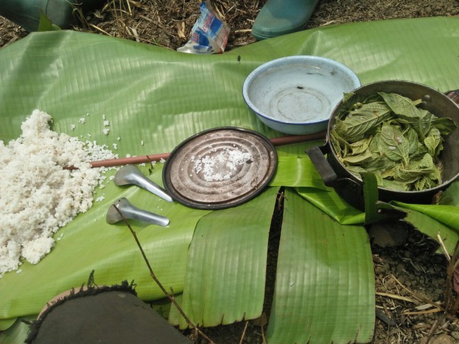 Cậu học trò ở lán, đào củ bán lấy tiền mua thẻ điện thoại để học trực tuyến - Ảnh 5.