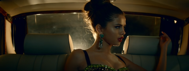 D&agrave;nh cả thanh xu&acirc;n để ngồi ở... ghế sau &ocirc; t&ocirc;, Selena Gomez cuối c&ugrave;ng cũng tự m&igrave;nh cầm v&ocirc; lăng, l&aacute;i xe trong MV mới rồi cả nh&agrave; ơi! - Ảnh 10.