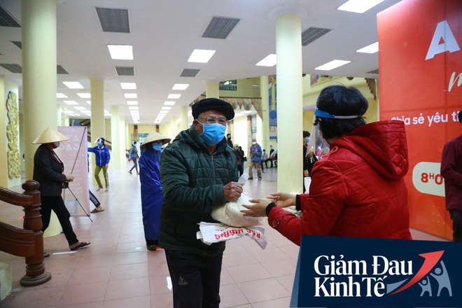 Ảnh: Cây ATM nhả gạo miễn phí thứ 2 xuất hiện ở Hà Nội, người lao động nghèo phấn khởi đội mưa rét đến nhận - Ảnh 7.