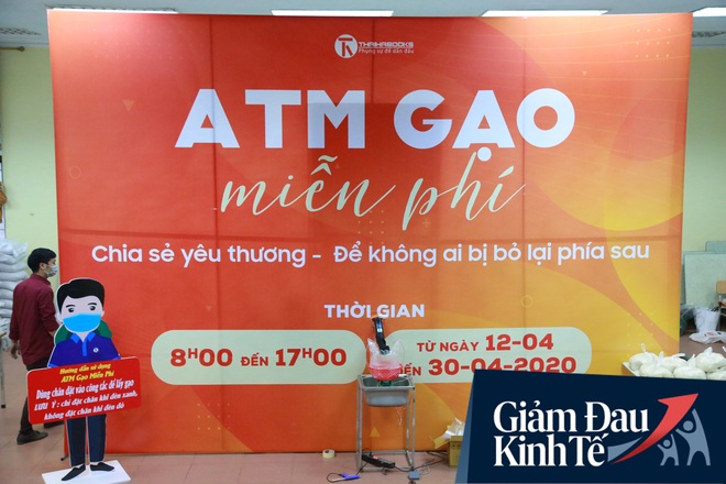 Ảnh: Cây ATM nhả gạo miễn phí thứ 2 xuất hiện ở Hà Nội, người lao động nghèo phấn khởi đội mưa rét đến nhận - Ảnh 1.