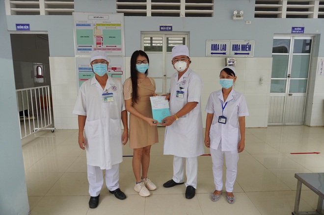 Ca nhiễm Covid-19 đầu ti&ecirc;n tại Bạc Li&ecirc;u khỏi bệnh, 2 nam du học sinh kh&aacute;c vẫn đang được điều trị - Ảnh 1.