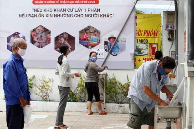 Cây ATM Gạo phát chẩn cho người nghèo giữa đại dịch Covid-19 của Việt Nam xuất hiện trên báo quốc tế - Ảnh 1.