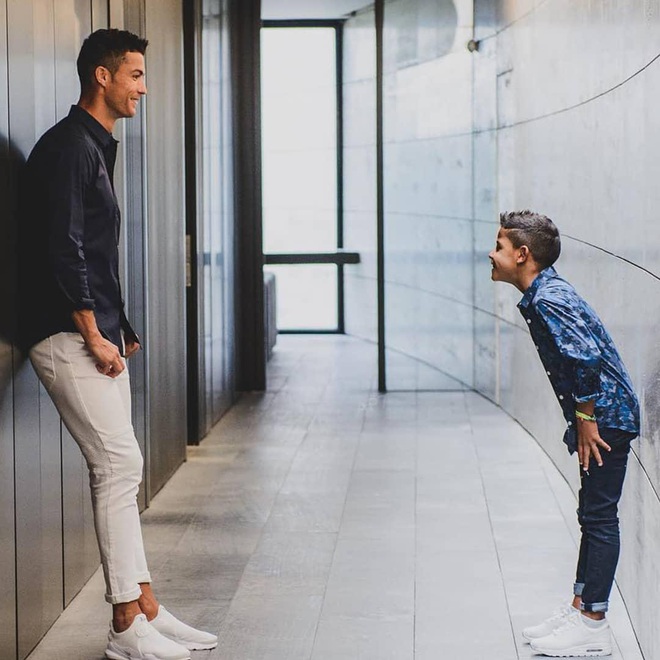 Không phải Messi, đối thủ lớn nhất đe dọa vị thế của Ronaldo chính là… cậu con trai - Ảnh 1.