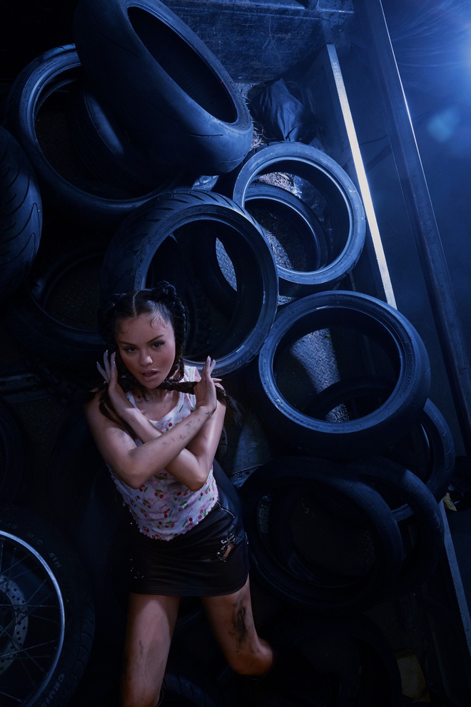 Selena Gomez lại khiến MXH nổi b&atilde;o to: Qu&ecirc;n c&ocirc;ng ch&uacute;a Disney đi, chị đẹp nay đ&atilde; lột x&aacute;c t&aacute;o bạo lắm rồi! - Ảnh 3.