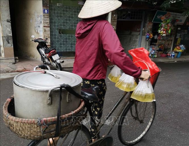 Dịch COVID-19: Người bán hàng rong vẫn ngược xuôi trên các ngõ phố - Ảnh 1.