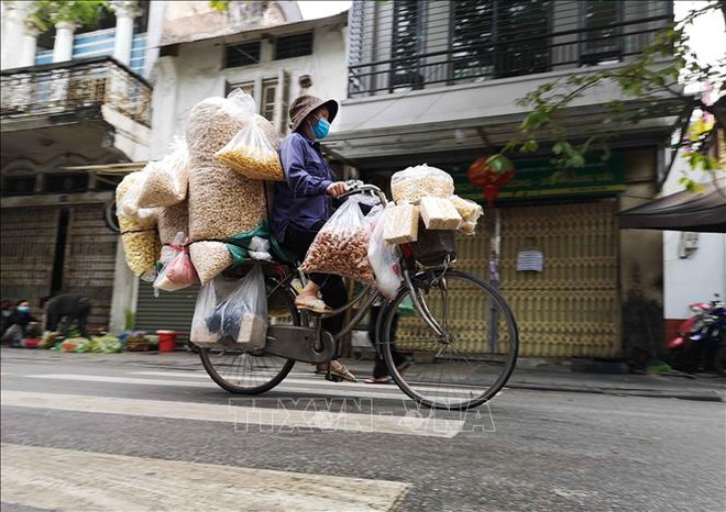 Dịch COVID-19: Người bán hàng rong vẫn ngược xuôi trên các ngõ phố - Ảnh 6.