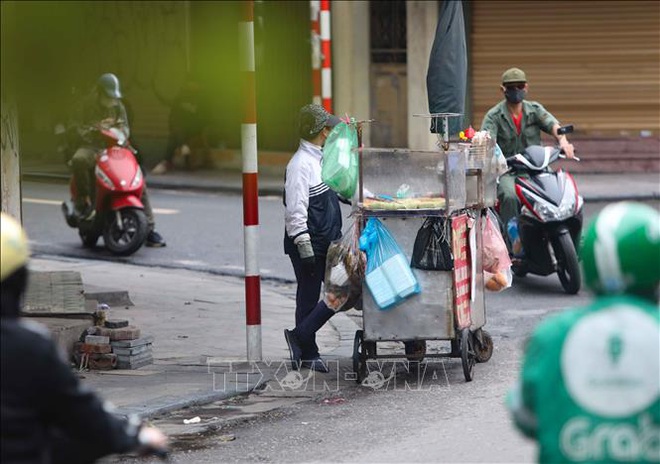 Dịch COVID-19: Người bán hàng rong vẫn ngược xuôi trên các ngõ phố - Ảnh 7.