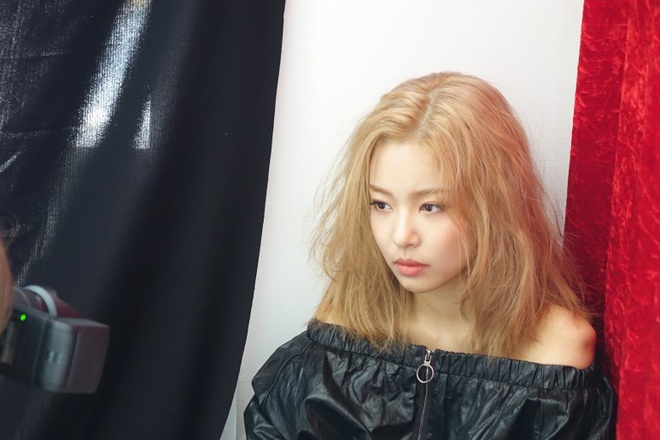 Jennie tự dưng c&oacute; chị em song sinh, giống từ khu&ocirc;n mặt cho tới cung c&aacute;ch trang điểm lu&ocirc;n mới giật m&igrave;nh  - Ảnh 1.