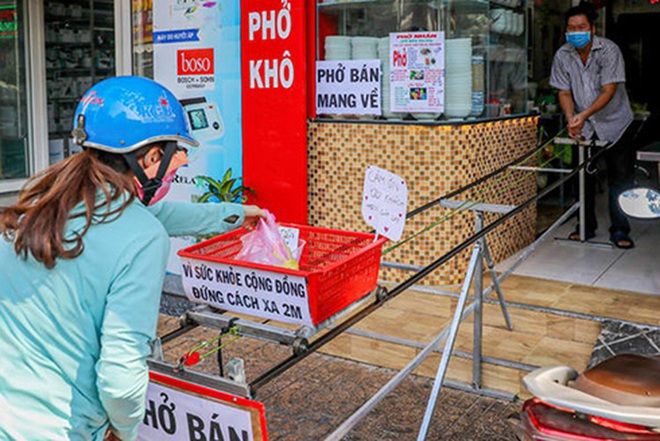 Từ ATM gạo đến mặt nạ ngăn giọt bắn: Hàng loạt sáng kiến đến từ lòng nhân ái giúp đội ngũ y tế và người khó khăn cùng vượt qua đại dịch Covid-19 - Ảnh 6.