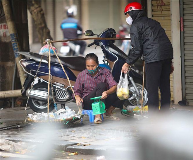 Dịch COVID-19: Người bán hàng rong vẫn ngược xuôi trên các ngõ phố - Ảnh 3.