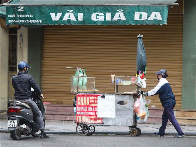 Dịch COVID-19: Người bán hàng rong vẫn ngược xuôi trên các ngõ phố - Ảnh 8.