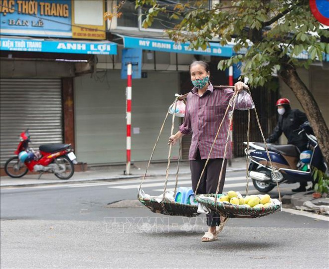 Dịch COVID-19: Người bán hàng rong vẫn ngược xuôi trên các ngõ phố - Ảnh 4.