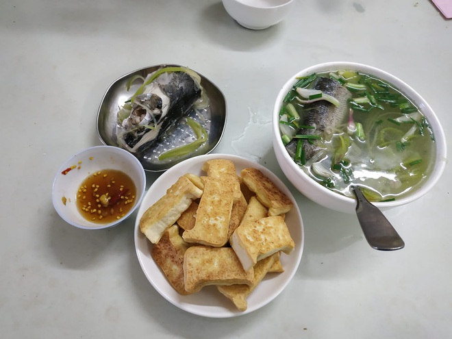 50k c&oacute; đủ để nh&agrave; 3 người ăn một bữa? Tưởng bị l&agrave;m kh&oacute; ai d&egrave; hội g&aacute;i đảm nấu ngay m&acirc;m cơm ngon mắt nh&igrave;n l&agrave; đ&oacute;i liền - Ảnh 3.