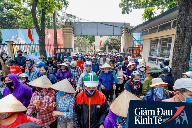 Nhiều người đổ về máy "ATM nhả gạo" đầu tiên ở Hà Nội, lực lượng chức năng can thiệp để yêu cầu giãn cách theo đúng quy định - Ảnh 4.