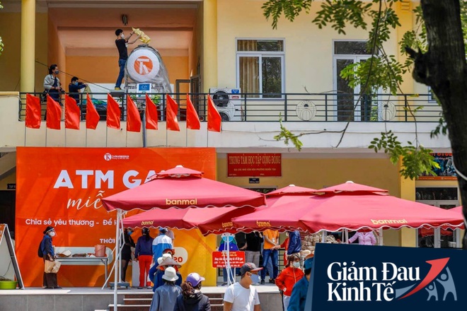 Lực lượng chức năng giữ an ninh trật tự tại máy ATM nhả gạo đầu tiên ở Hà Nội khi có hàng trăm người dân nghèo tìm đến - Ảnh 1.