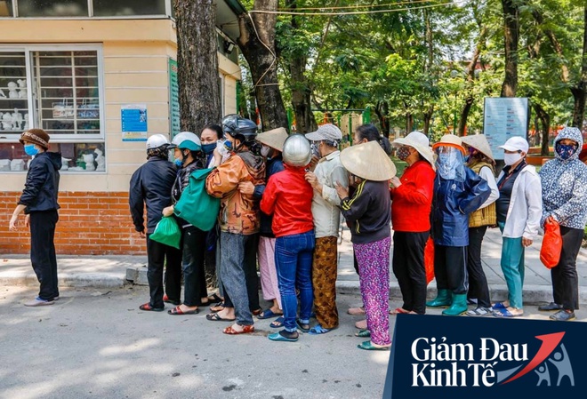 Nhiều người đổ về máy "ATM nhả gạo" đầu tiên ở Hà Nội, lực lượng chức năng can thiệp để yêu cầu giãn cách theo đúng quy định - Ảnh 6.