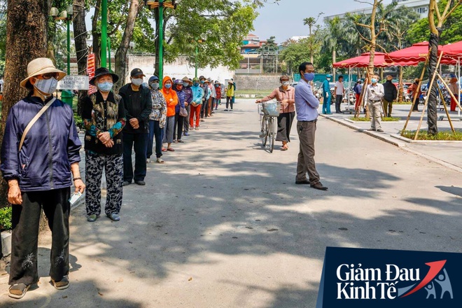 Nhiều người đổ về máy "ATM nhả gạo" đầu tiên ở Hà Nội, lực lượng chức năng can thiệp để yêu cầu giãn cách theo đúng quy định - Ảnh 8.