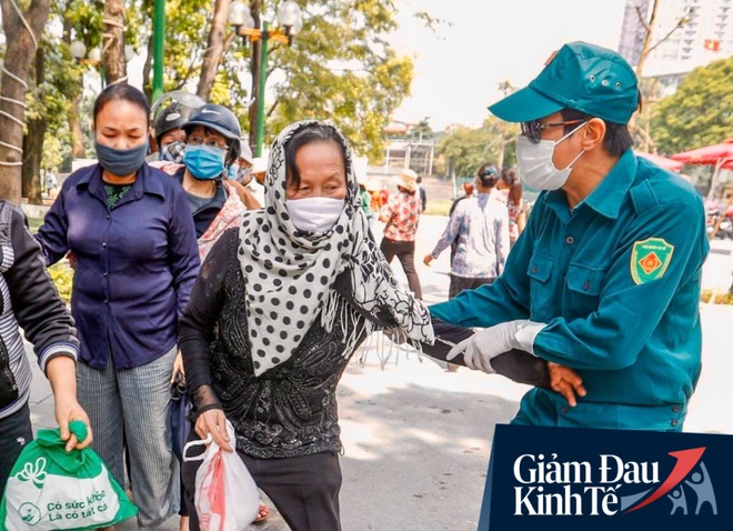 Lực lượng chức năng giữ an ninh trật tự tại máy ATM nhả gạo đầu tiên ở Hà Nội khi có hàng trăm người dân nghèo tìm đến - Ảnh 7.