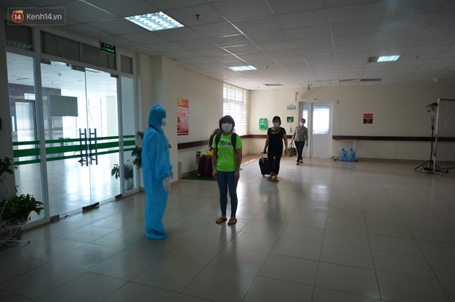 Nữ điều dưỡng Bạch Mai nhiễm Covid-19 ng&agrave;y khỏi bệnh: Gần 1 th&aacute;ng xa gia đ&igrave;nh, việc đầu ti&ecirc;n t&ocirc;i mong muốn, l&agrave; được &ocirc;m c&aacute;c con - Ảnh 3.