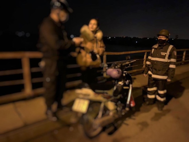 Hà Nội: Nửa đêm chạy xe máy lên cầu Long Biên với ý định tự tử, cô gái bất ngờ được chốt kiểm dịch Covid-19 lao đến ngăn cản - Ảnh 1.