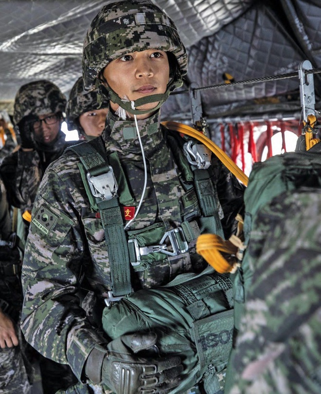 Cả d&agrave;n hậu cung Việt đang r&ocirc;m rả v&igrave; bộ ảnh tại ngũ so&aacute;i đến nghẹt thở, như poster Hậu duệ mặt trời của 1 nam thần Kpop - Ảnh 2.