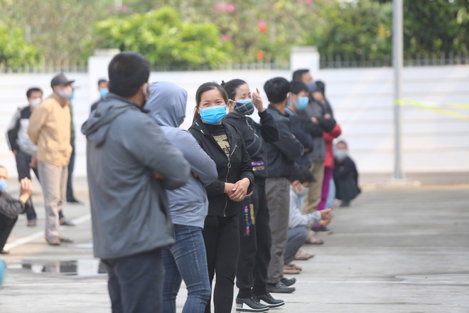 Hàng trăm người bán hoa ở Hà Nội có liên quan đến bệnh nhân 243 được test nhanh Covid -19 - Ảnh 1.