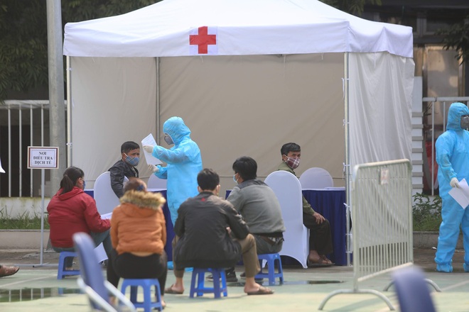 Hàng trăm người bán hoa ở Hà Nội có liên quan đến bệnh nhân 243 được test nhanh Covid -19 - Ảnh 5.