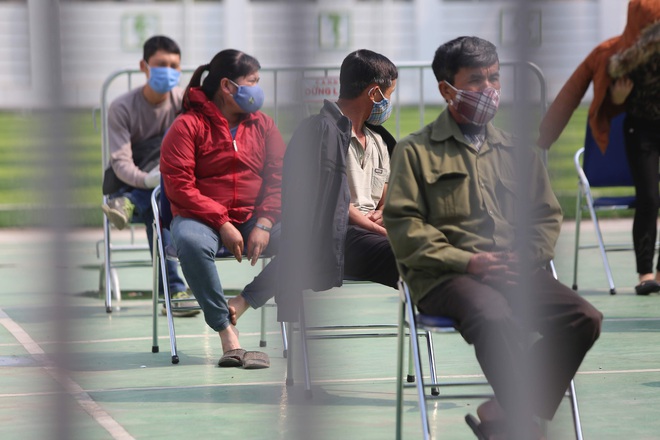 Hàng trăm người bán hoa ở Hà Nội có liên quan đến bệnh nhân 243 được test nhanh Covid -19 - Ảnh 3.
