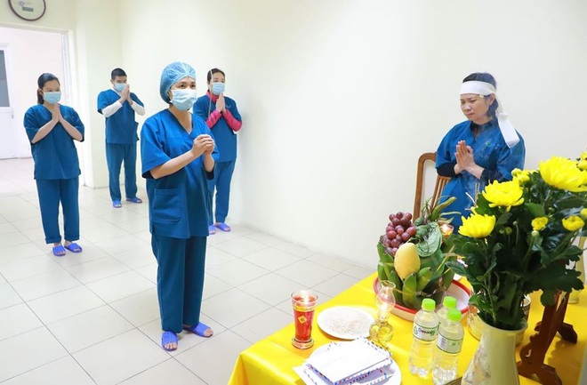 Bố mất, nữ điều dưỡng lập b&agrave;n thờ chịu tang ở khu c&aacute;ch ly COVID-19 - Ảnh 1.