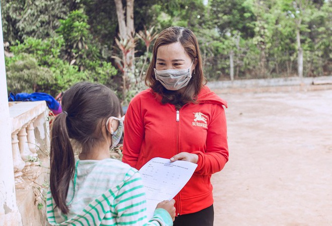 Học sinh vùng xa nhớ lớp, giáo viên đến tận buôn giao bài tập - Ảnh 1.